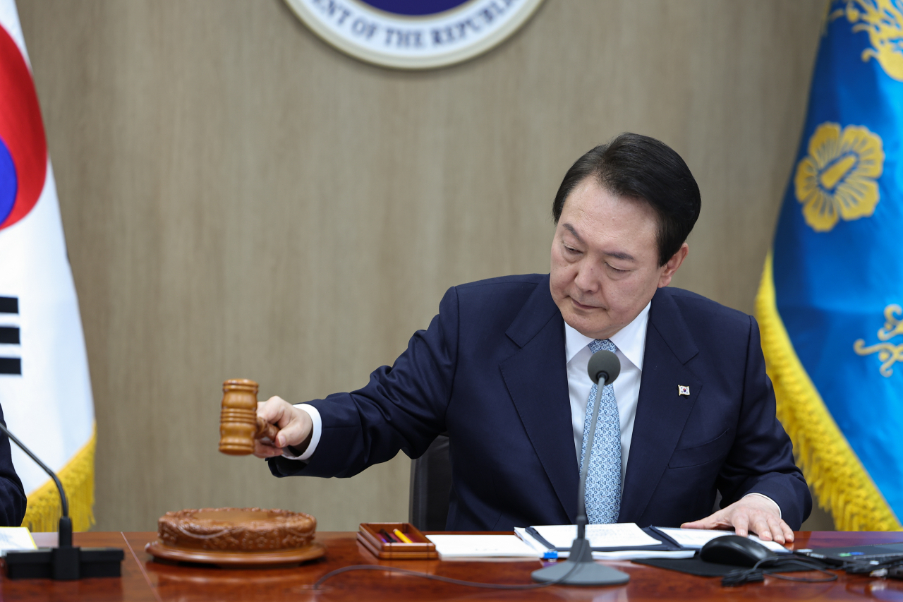 윤석열 대통령이 화물연대 집단운송거부 사태 관련 업무개시명령을 심의하기 위해 29일 서울 용산 대통령실 청사에서 열린 국무회의에 참석, 개회 선언을 하고 있다. [연합]