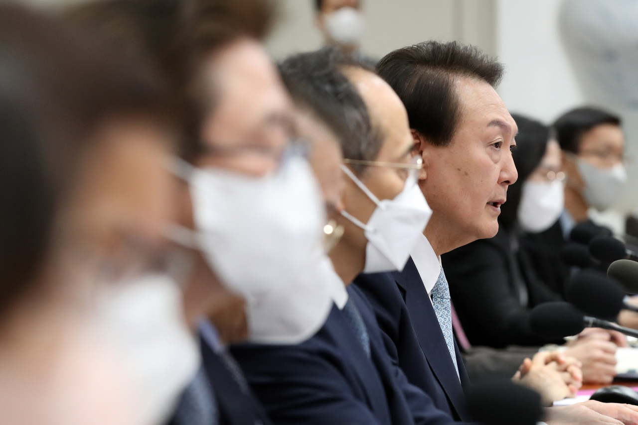윤석열 대통령이 화물연대 집단운송거부 사태 관련 업무개시명령을 심의하기 위해 29일 서울 용산 대통령실 청사에서 열린 국무회의에 참석, 발언하고 있다. [연합]