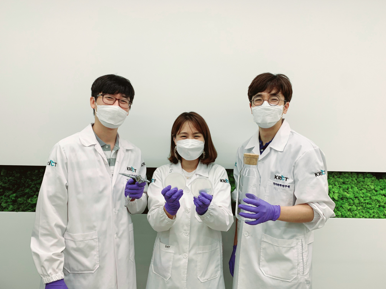 화학연 연구진이 플라스틱 분해 미생물 배양키트를 들어보이고 있다. [한국화학연구원 제공]