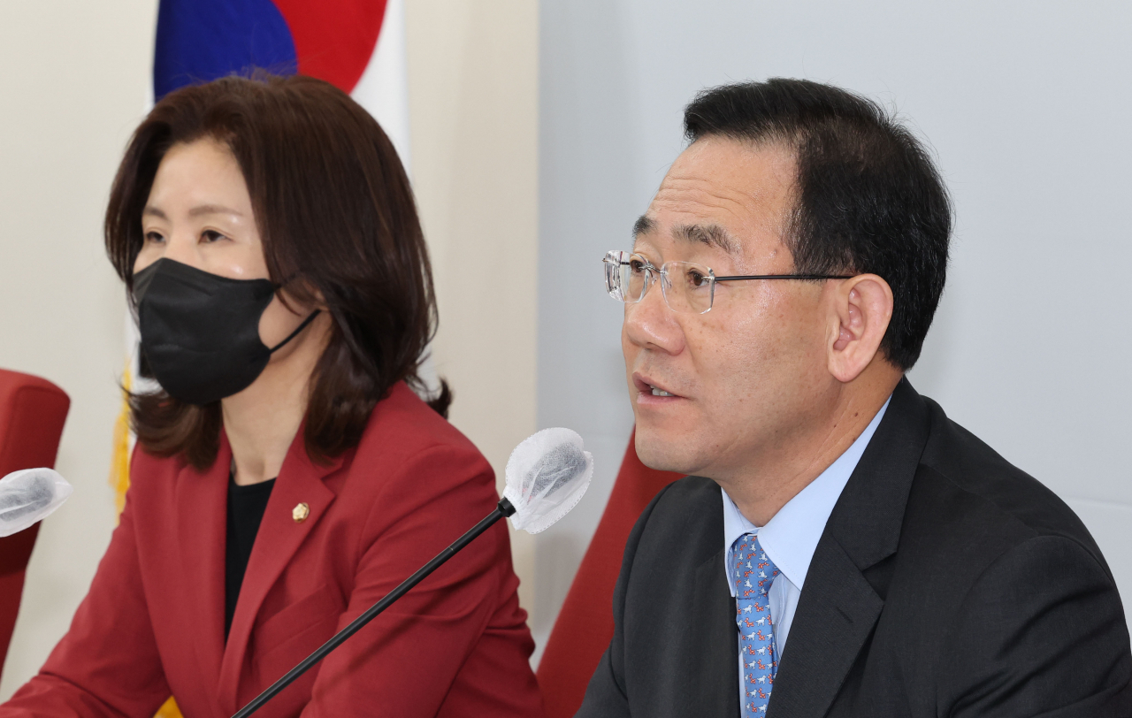주호영 국민의힘 원내대표가 29일 오후 서울 여의도 국회에서 열린 원내대표 주재 비공개 긴급 중진의원 회의를 마치고 기자들에게 회의 결과를 브리핑하고 있다. [연합]