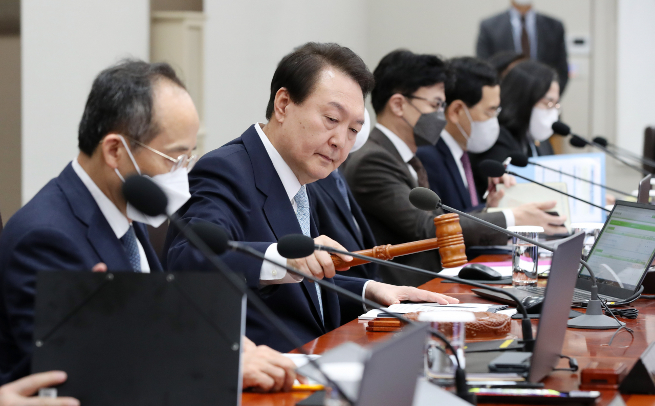 윤석열 대통령이 화물연대 집단운송거부 사태 관련 업무개시명령을 심의하기 위해 29일 서울 용산 대통령실 청사에서 열린 국무회의에 참석, 개회 선언을 하고 있다. [연합]