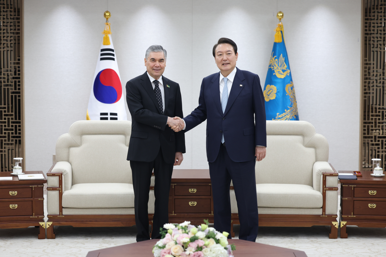 윤석열 대통령이 29일 서울 용산 대통령실 청사에서 구르반굴리 베르디무하메도프 투르크메니스탄 상원의장을 접견, 악수하고 있다. [연합]