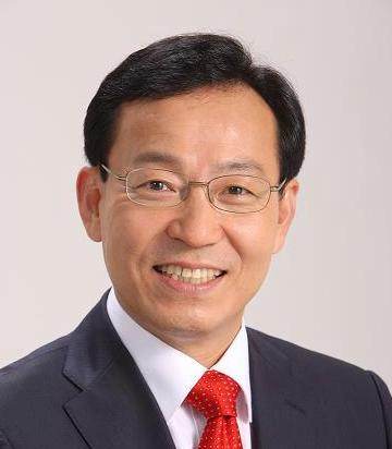 윤석열 대통령은 29일 중앙노동위원회 위원장에 김태기 전 단국대학교 경제학과 교수를 임명했다고 대통령실이 밝혔다. [연합]