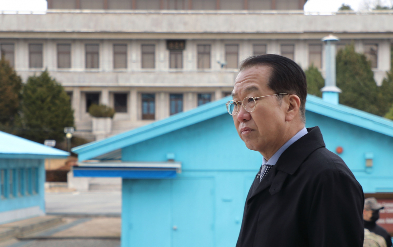 권영세 통일부 장관이 29일 오후 경기도 파주시 판문점을 방문해 둘러보고 있다. 뒤로 북측 판문각이 보인다. [연합]