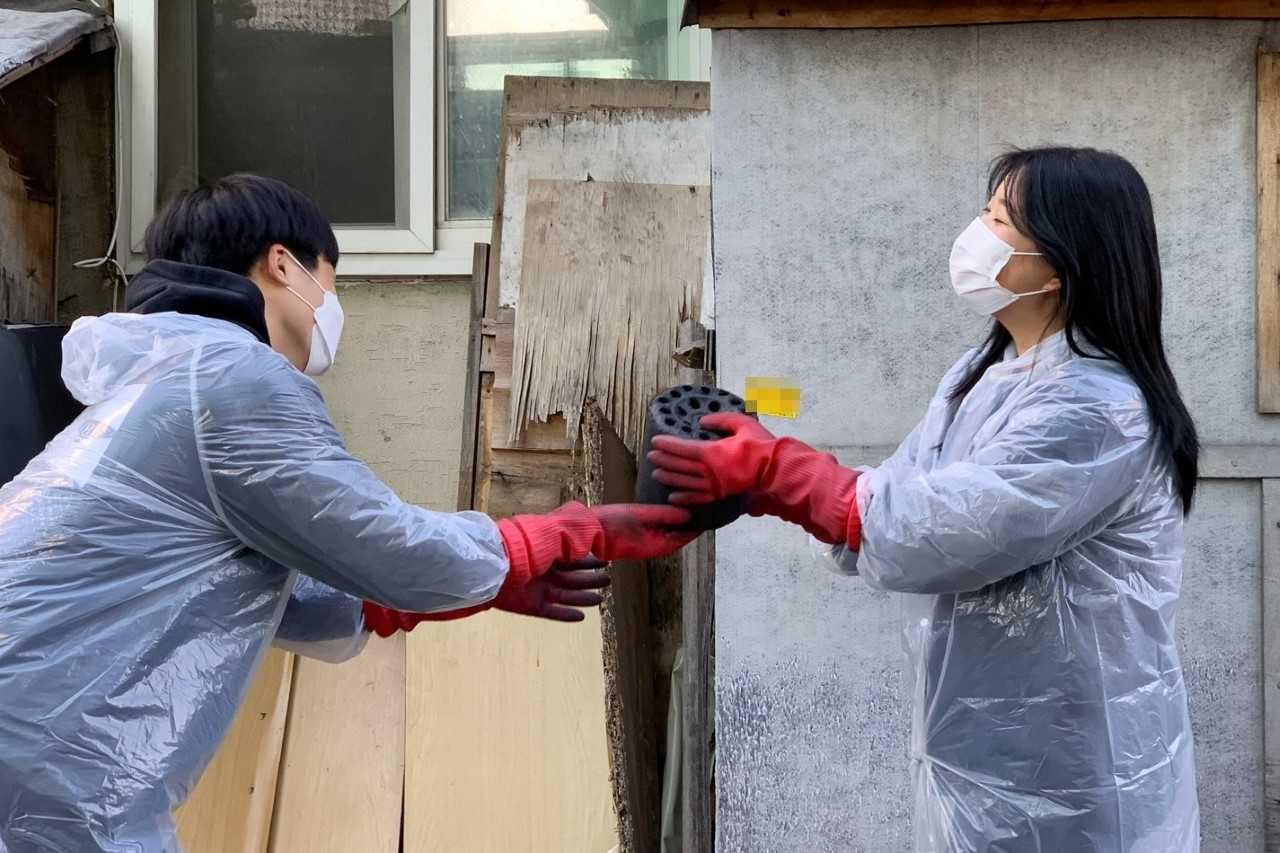 삼육대학교 학생들이 지난 27일 경기도 남양주시에서 취약계층을 위한 연탄나눔 봉사활동을 진행했다.[삼육대학교 제공]