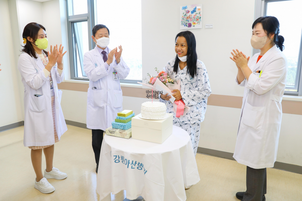 찬보파 씨가 의료진들로부터 퇴원 축하 인사를 받고 있는 모습[강릉 아산병원 제공]