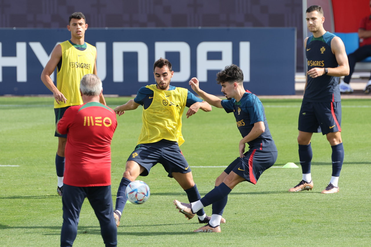 2022 카타르 월드컵 한국의 조별리그 3차전 상대인 포르투갈 축구 대표팀의 하파엘 레앙(왼쪽) 등 선수들이 29일 오전(현지시간) 카타르 도하 외곽의 알샤하니야 SC 훈련장에서 훈련하고 있다. 연합뉴스