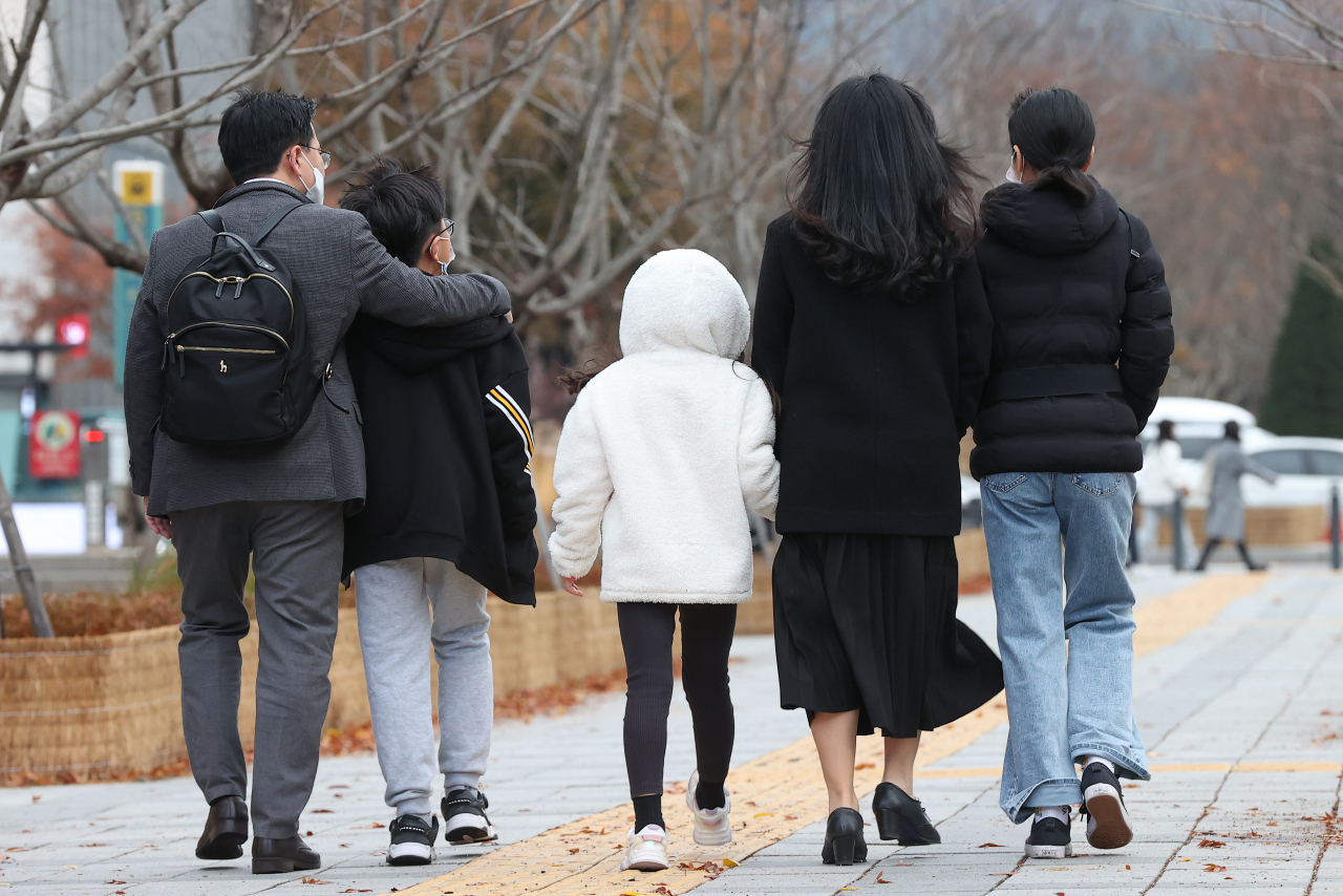 29일 오전 서울지하철 5호선 광화문역 인근에서 한 가족이 이동하고 있다. 연합뉴스