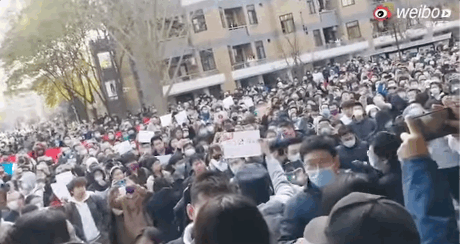 지난 27일 시진핑 중국 국가주석의 모교이기도한 칭화대에서 봉쇄에 반대하는 대규모 시위가 벌어졌다. 학생들은 프리드먼 방정식이 적힌 종잇조각을 들고 시위에 나서 눈길을 끌었다. [유튜브 갈무리]