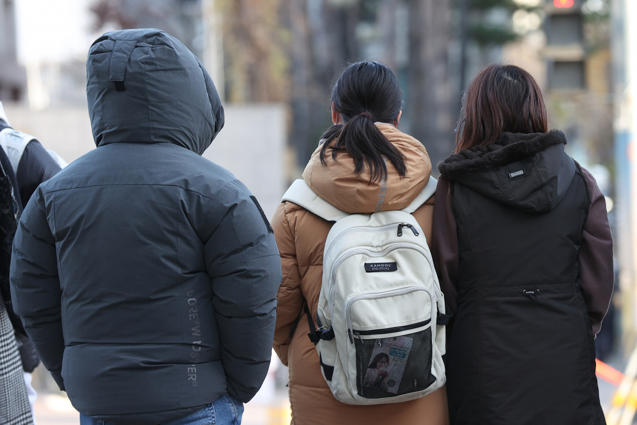 지난 27일 서울 동대문구 한국외국어대학교 앞에서 수시 논술고사에 응시하는 수험생이 잠바 모자를 뒤집어 쓴 채 고사장으로 향하고 있다(사진은 기사 내용과 관련 없음). [연합]