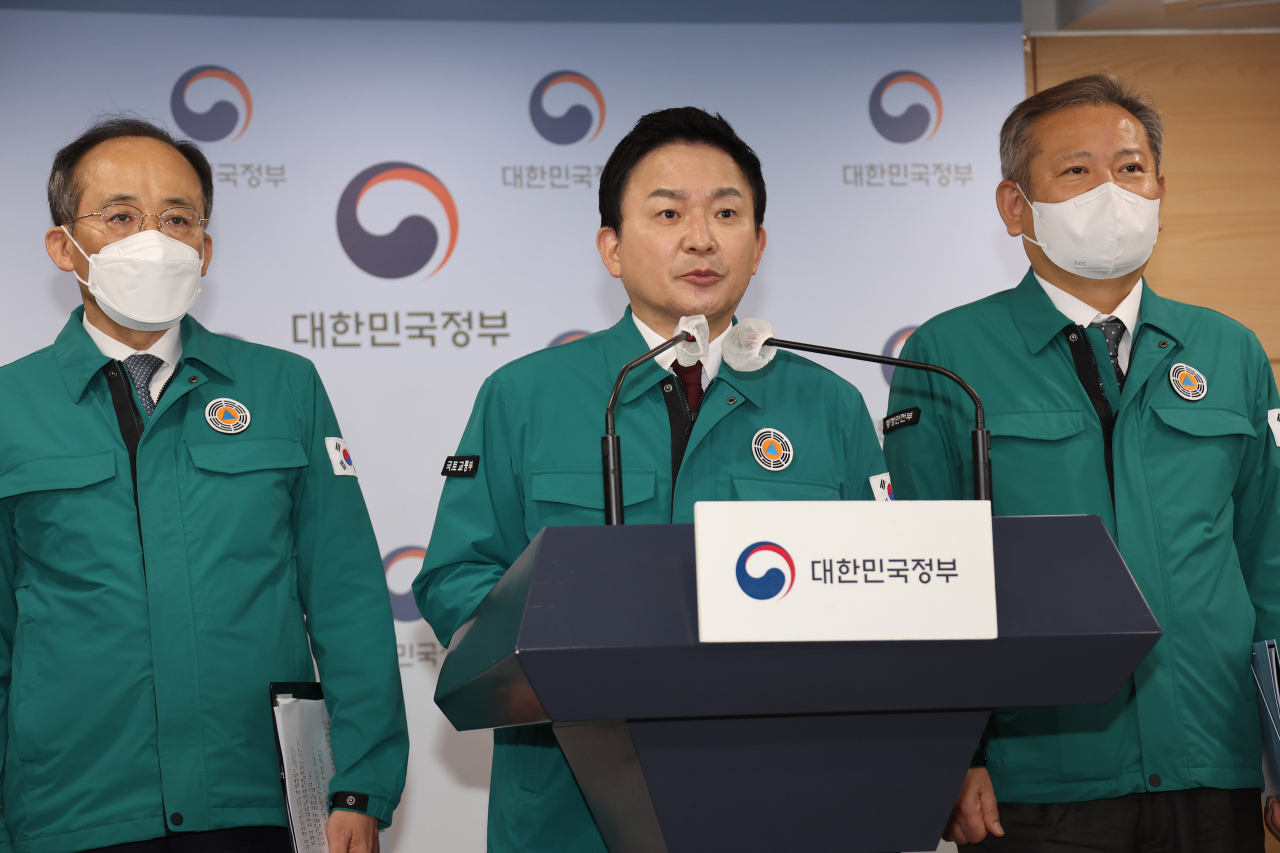 원희룡 국토부 장관이 지난 29일 정부서울청사 브리핑실에서 추경호 부총리 겸 기재부 장관과 한동훈 법무부 장관, 이상민 행안부 장관, 이창양 산업통상자원부 장관, 이정식 고용노동부 장관, 조승환 해양수산부 장관, 방문규 국무조정실장, 윤희근 경찰청장 등이 배석한 가운데 열린 ‘화물연대 집단운송거부’ 관련 관계부처 합동 브리핑에서 정부입장을 발표하고 있다. [연합]