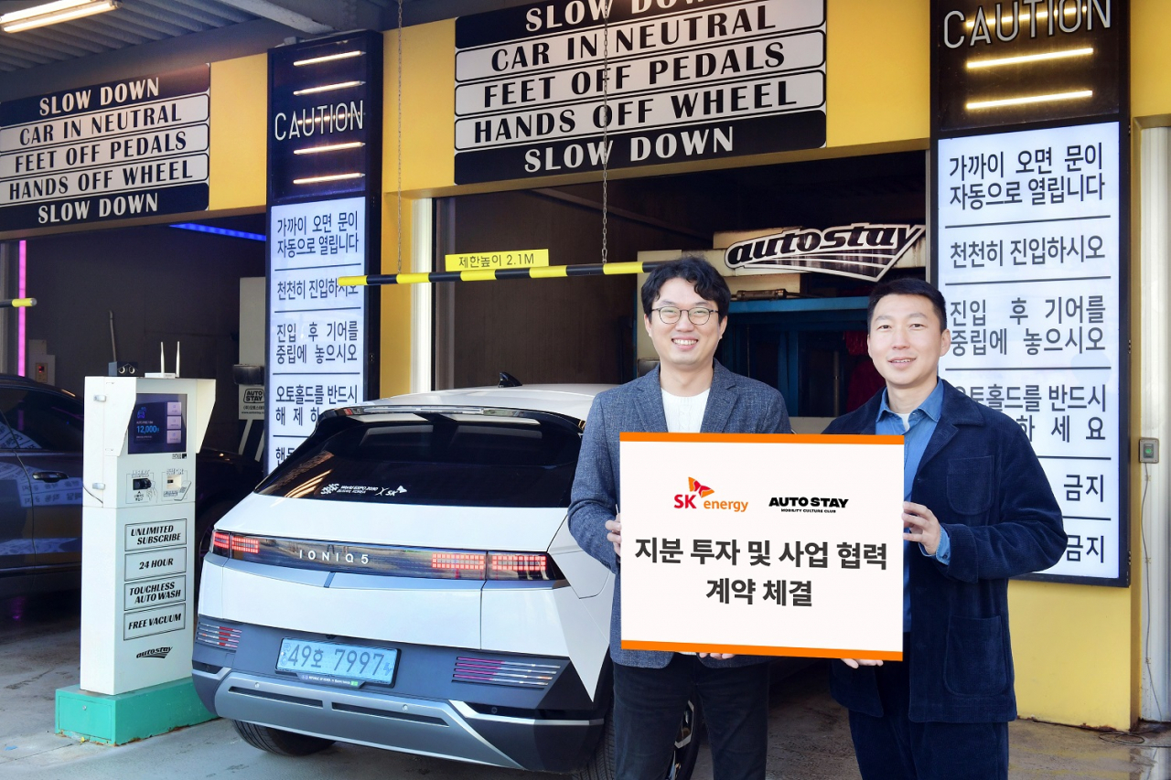 이재호 SK에너지 S&P추진단 TTS담당(왼쪽)과 장경수 오토스테이 대표가 경기 하남시 오토스테이 하남포레스트점에서 SK에너지의 오토스테이 지분 투자 및 사업 협력 계약 체결을 소개하고 있다. [SK에너지 제공]