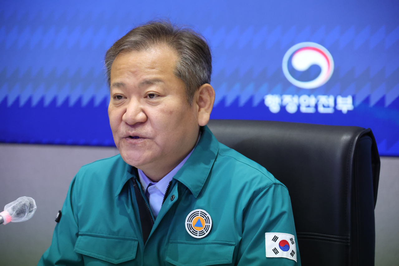 이상민 행정안전부 장관이 30일 정부서울청사 서울상황센터에서 열린 '화물연대, 이태원 사고 및 코로나19 중대본 회의'를 주재하고 있다. [연합]
