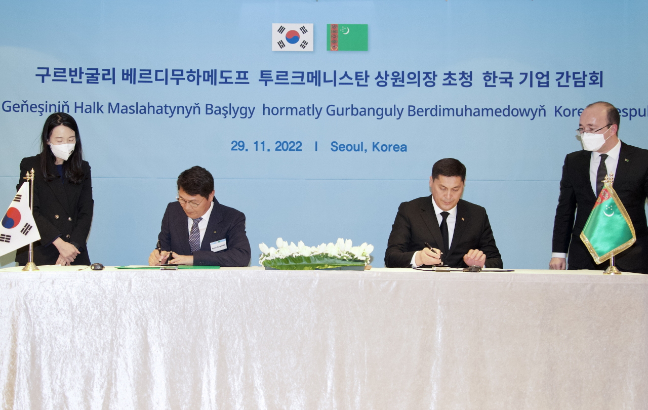 지난 29일 개최된 ‘한-투르크메니스탄 기업 간담회’에서 현대엔지니어링 홍현성 대표이사(사진 테이블 좌측), 도브란 후다이베르디예프 투르크메니스탄 산업기업인연맹 회장이 ‘투르크메니스탄 암모니아 요소비료 공장’ 사업 협력에 대한 양해각서(MOU)에 서명하고 있다. [현대엔지니어링]