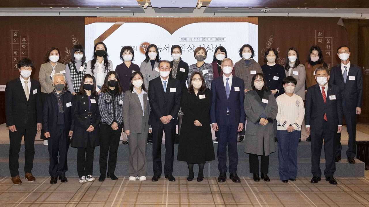 동서식품은 제16회 삶의향기 동서문학상’ 시상식 사진 [동서식품 제공]
