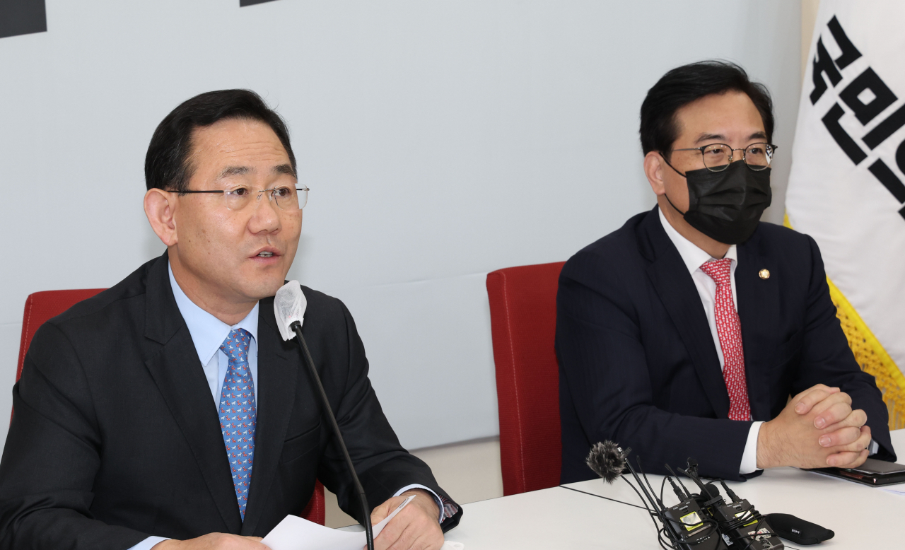 주호영 국민의힘 원내대표가 29일 오후 서울 여의도 국회에서 열린 원내대표 주재 비공개 긴급 중진의원 회의를 마치고 기자들에게 회의 결과를 브리핑하고 있다. [연합]