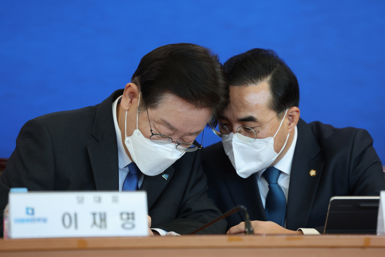 이재명 더불어민주당 대표가 30일 오전 서울 성동구청에서 열린 현장 최고위원회의에서 박홍근 원내대표와 대화하고 있다. [연합]