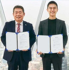 주방뱅크 강동원 회장(왼쪽)과 오더플러스 박상진 대표가 최근 서울 중구 본사에서 업무협약을 하고 있다. [오더플러스 제공]