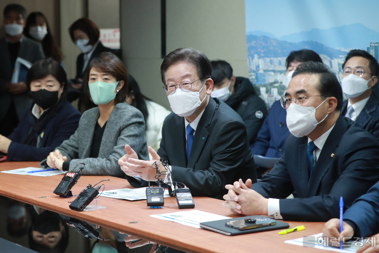 이재명 더불어민주당 대표가 30일 오전 서울 성동구청 스마트도시 종합 운영센터에서 정원오 구청장에게 운영 현황을 설명듣고 발언을 하고 있다.이상섭 기자