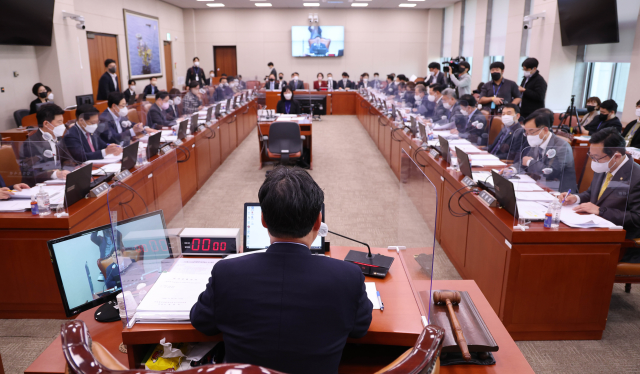 24일 서울 여의도 국회에서 열린 산업통상자원중소벤처기업위원회 전체회의를 윤관석 위원장이 주재하고 있다. [연합]