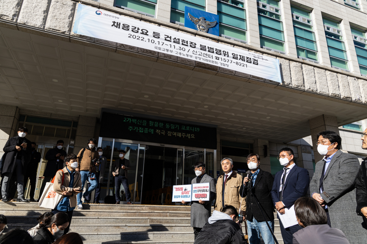 한동훈 법무부 장관을 스토킹한 혐의로 고소된 '시민언론 더탐사' 소속 기자와 PD 등 관계자들이 4일 오후 서울 강남구 수서경찰서에 피의자 조사를 받기 위해 출두하기 전 기자회견을 하고 있다. 한 법무부 장관 측은 지난 9월 28일 퇴근길에 '더탐사' 취재진에게 자동차로 미행당하는 등 스토킹 피해를 당하였다며 경찰에 고소장을 냈었다. [연합]
