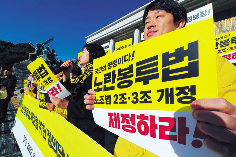 이정미 정의당 대표가 30일 국회 본청 앞 계단에서 ‘노란봉투법 제정을 위한 정의당 농성 돌입 기자회견’에서 발언을 하고 있다. 이상섭 기자