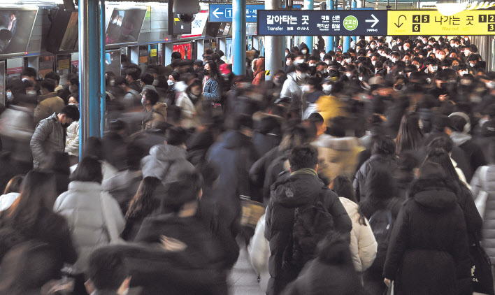 서울교통공사 노동조합이 파업에 돌입한 30일 서울 구로구 신도림역 지하철1호선 역사가 승하차하는 시민 인파로 붐비고 있다. 임세준 기자