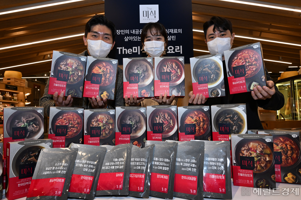종합식품기업 하림이 The 미식 냉동 국물요리 7종 제품을 출시한 가운데 30일 서울 영등포구 현대백화점 더현대 서울점에서 출시 기념 포토행사를 진행하고 있다. 임세준 기자