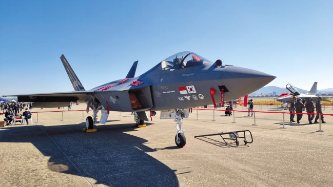 경남 사천비행장에서 공개된 한국항공우주산업(KAI)의 한국형전투기 KF-21 보라매. KF-21은 앞서 출고식과 기념행사 등 언론에 공개된 적은 있지만 일반 국민에 공개된 것은 2022 사천에어쇼에서다. [특별취재팀]