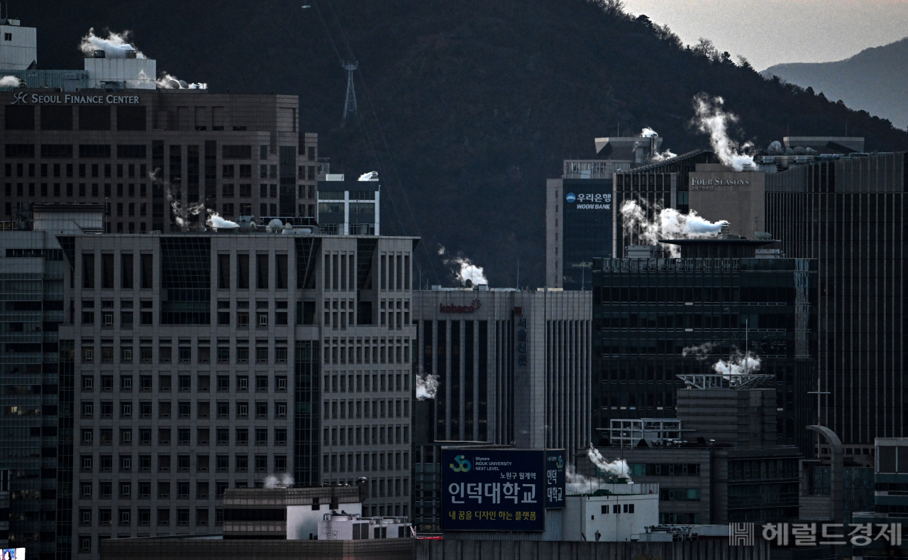 서울 등 대부분 지역에 한파특보가 발효된 30일 서울 종로구 북악산에서 바라본 서울 도심 일대 빌딩에 수증기가 피어오르고 있다. 임세준 기자