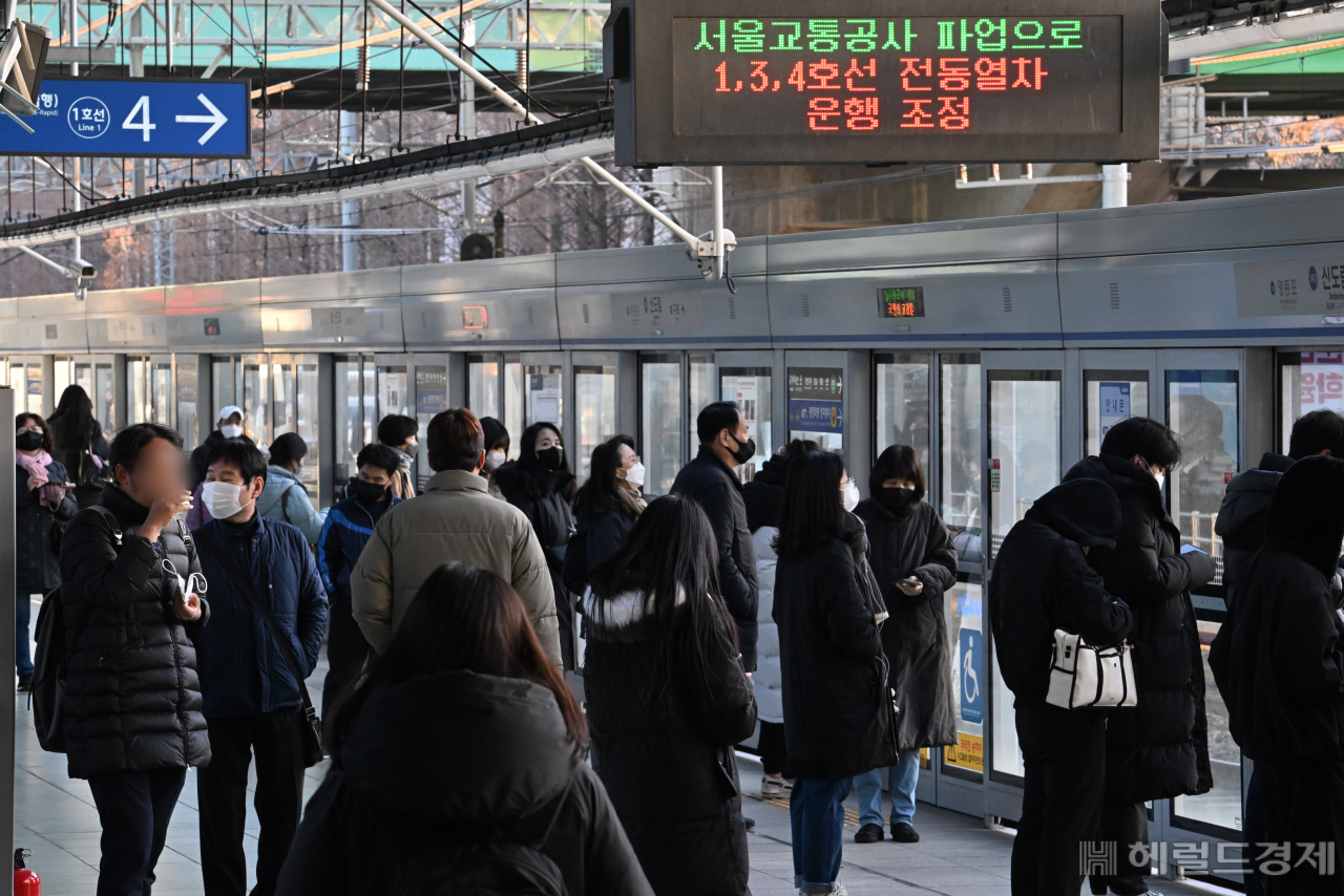 서울교통공사 노동조합이 파업에 돌입한 30일 서울 구로구 신도림역 지하철1호선 역사 전광판에 파업과 관련한 안내문이 표시되어 있다. 임세준 기자