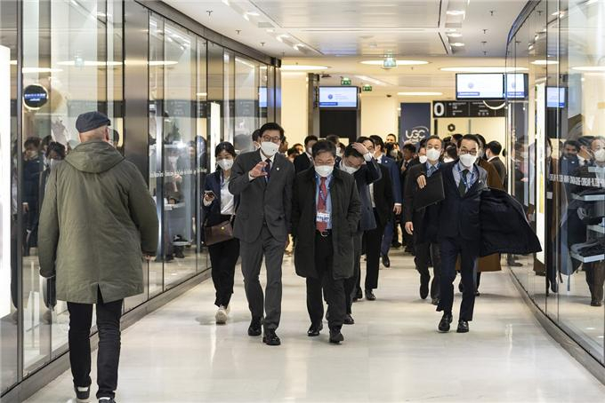 국제박람회기구(BIE) 총회장에 들어서는 박형준 부산시장. [부산시 제공]