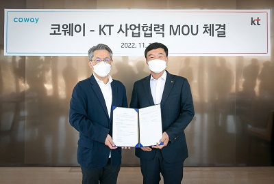 30일 서울 종로구 KT 광화문 사옥에서 진행된 협약식에서 서장원 코웨이 대표이사(왼쪽)와 윤경림 KT Transformation 부문장(오른쪽)이 기념 촬영을 하고 있다.[코웨이 제공]