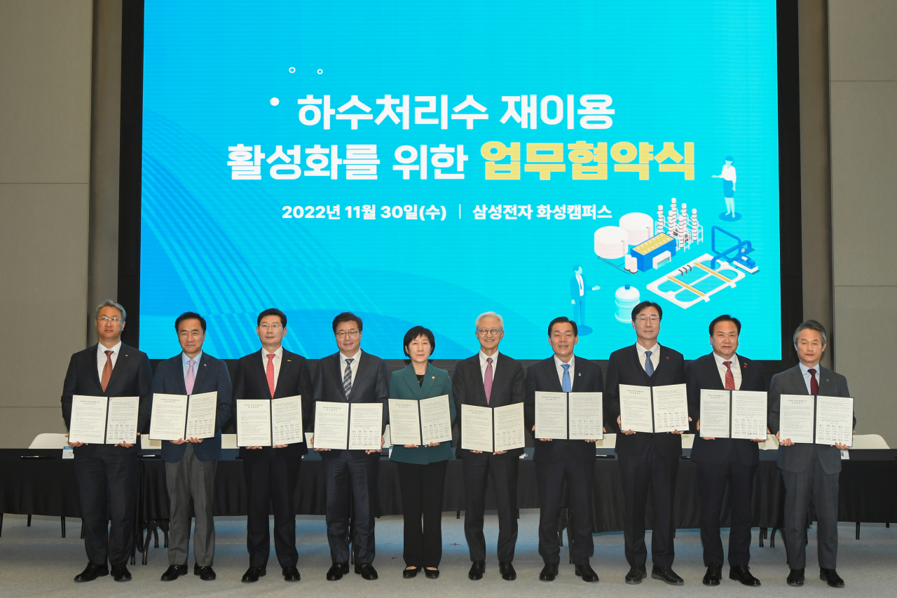 삼성전자가 30일 환경부, 경기도와 5개 시(수원시, 용인시, 화성시, 평택시, 오산시), 한국수자원공사, 한국환경공단과 하수처리수 재이용 활성화를 위한 업무협약을 체결했다. 왼쪽부터 박재현 한국수자원공사 사장, 정장선 평택시장, 이상일 용인시장, 염태영 경기도 경제부지사, 한화진 환경부장관, 경계현 삼성전자 대표이사, 이재준 수원시장, 정명근 화성시장, 이권재 오산시장, 안병옥 한국환경공단 이사장 [삼성전자 제공]