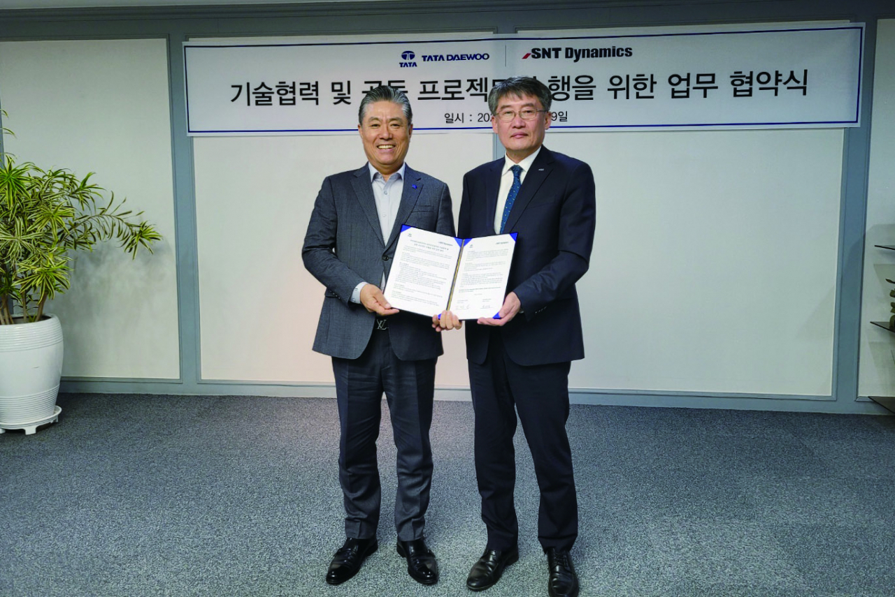 타타대우상용차 김방신 대표이사(사진 왼쪽)와 SNT중공업 박재석 대표이사(사진 오른쪽)가 29일 전략적 파트너십 체결 후 기념촬영을 하고 있다. [SNT중공업 제공]