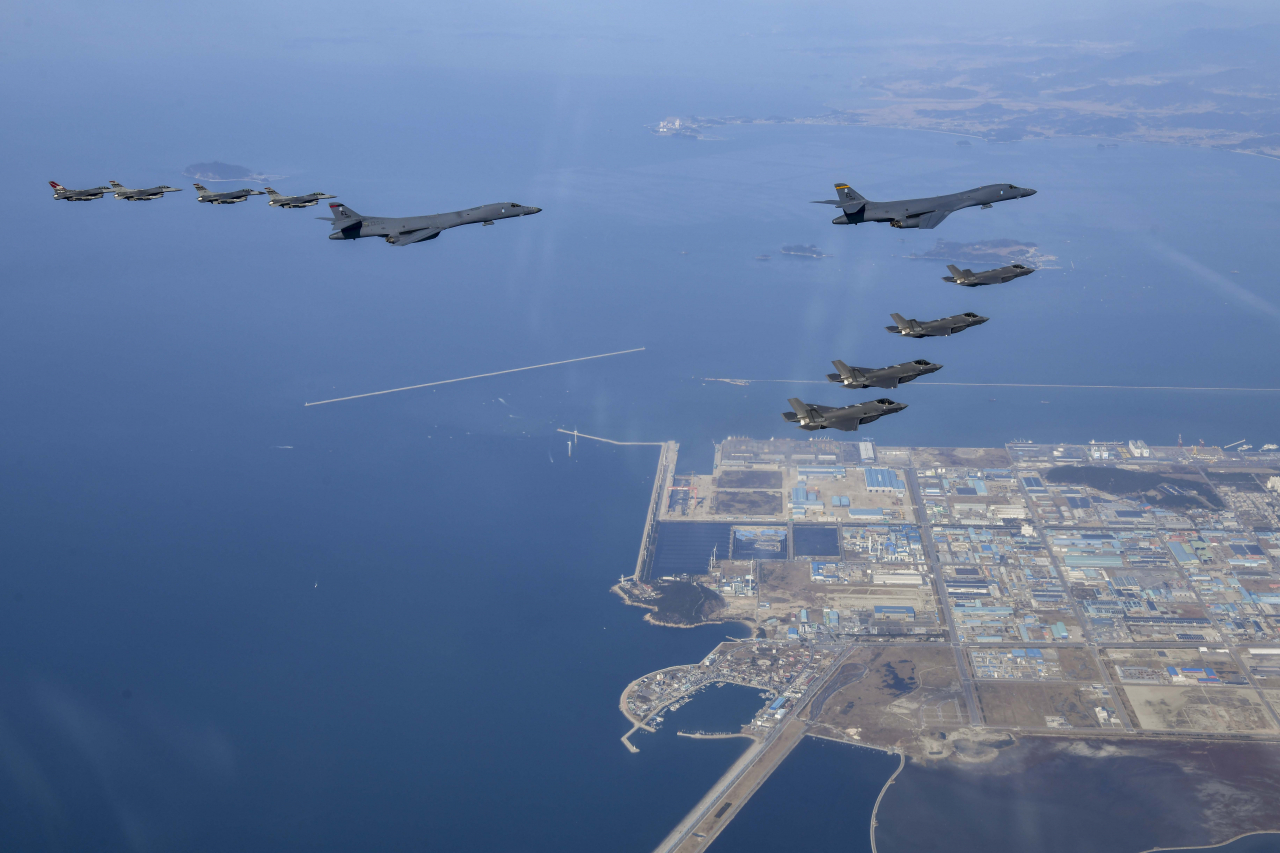 합동참모본부는 한미가 지난 19일 미 공군의 B-1B 전략폭격기가 한반도에 재전개한 가운데 연합공중훈련을 실시했다고 밝혔다. 사진은 지난 19일 한미 연합공중훈련 모습. [연합]