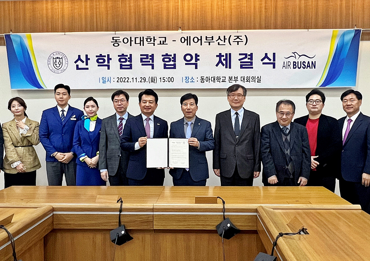 동아대학교 승학캠퍼스에서 진행된 에어부산과 동아대학교의 산학협력 협약체결식에서 에어부산 안병석 대표(왼쪽에서 5번째)와 동아대학교 이해우 총장(오른쪽에서 5번째) 및 관계자들이 기념촬영을 하고 있다. [에어부산 제공]