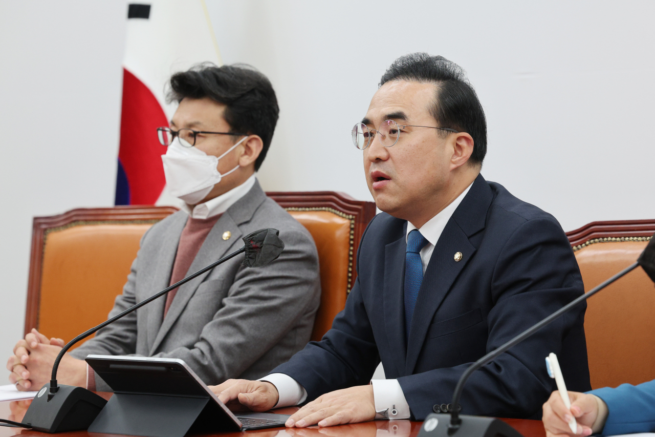 더불어민주당 박홍근 원내대표가 30일 오후 국회에서 열린 기자간담회에서 민주당의 이상민 행정안전부 장관 해임건의안 발의 결정에 대한 발표를 하고 있다. 왼쪽은 민주당 진성준 원내수석부대표. 연합뉴스
