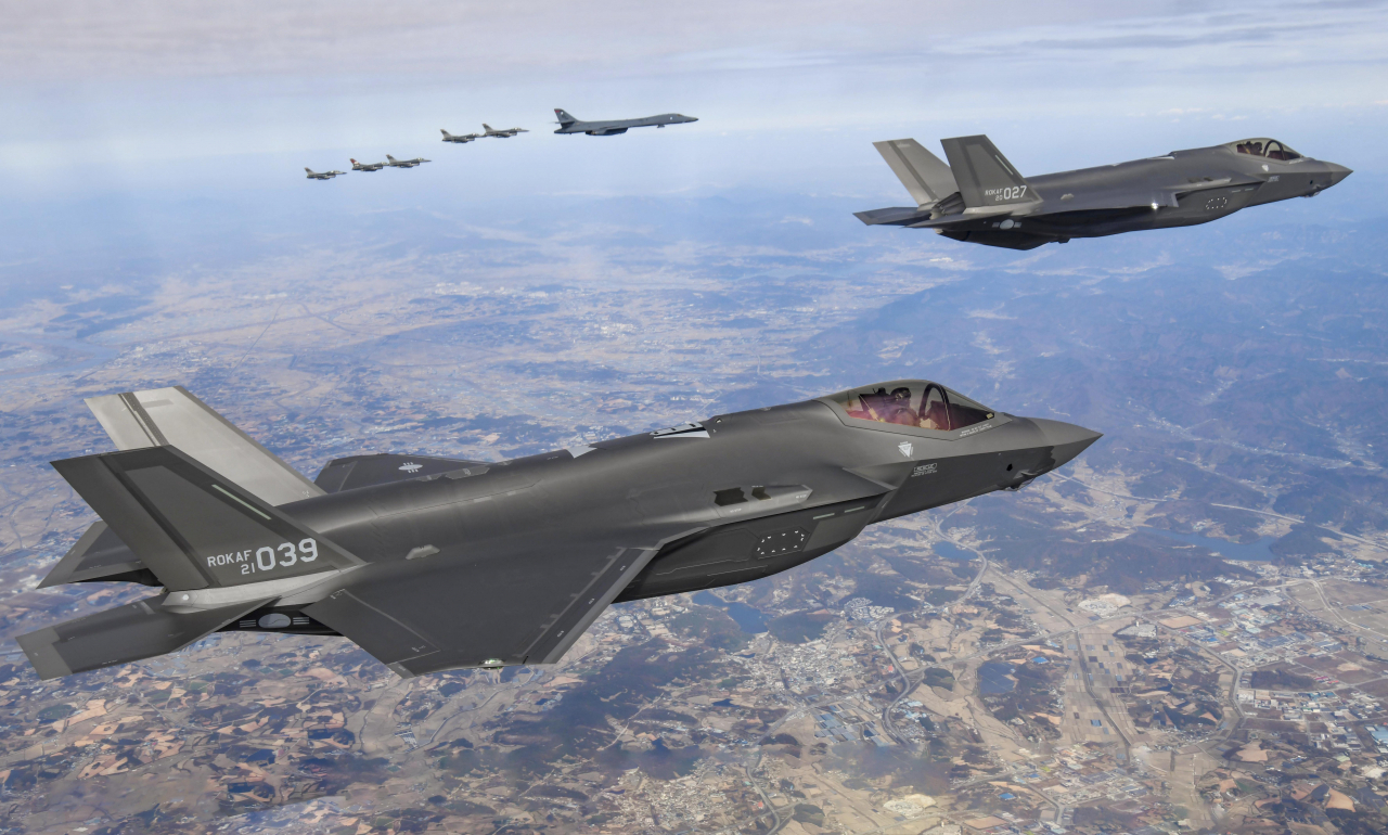 합동참모본부는 한미가 지난 19일 미 공군의 B-1B 전략폭격기가 한반도에 재전개한 가운데 연합공중훈련을 실시했다고 밝혔다. 사진은 지난 19일 한미 연합공중훈련 모습. [연합]