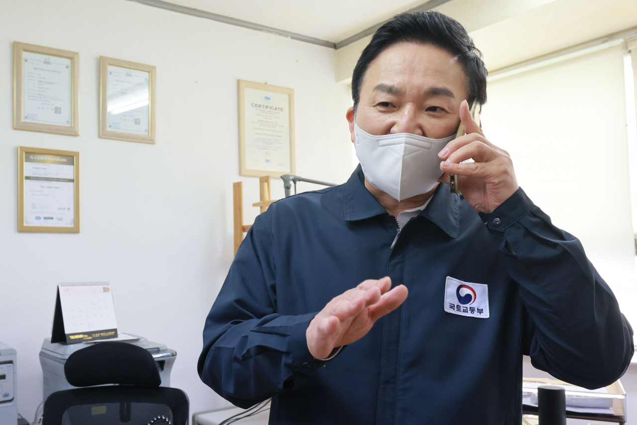 원희룡 국토교통부 장관이 30일 오전 화물연대 집단운송거부 관련 서울 시내 한 업체를 현장 방문해 업체 대표와 전화 통화를 하고 있다. [연합]