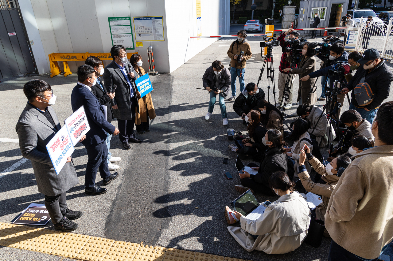 A group of reporters and officials from Citizen Press the Tamsa TV speaks in front of Seoul Suseo Police on Nov. 4. (Yonhap)