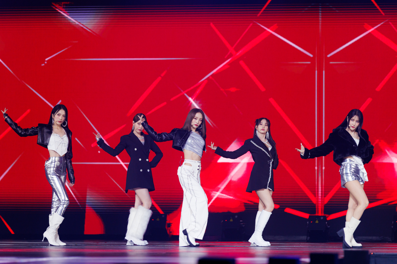 Kara makes stunning full comeback at 2022 Mama Awards after