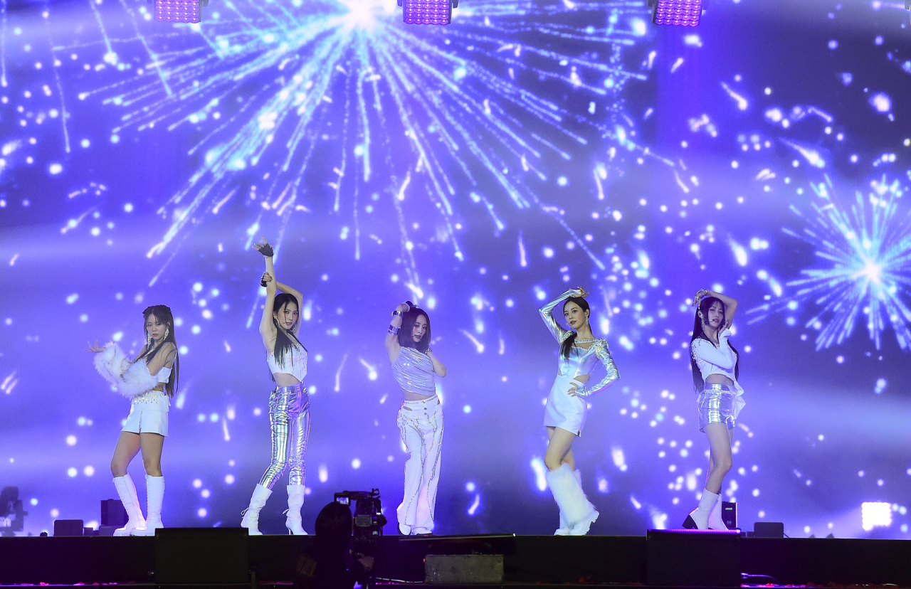 Kara makes stunning full comeback at 2022 Mama Awards after seven