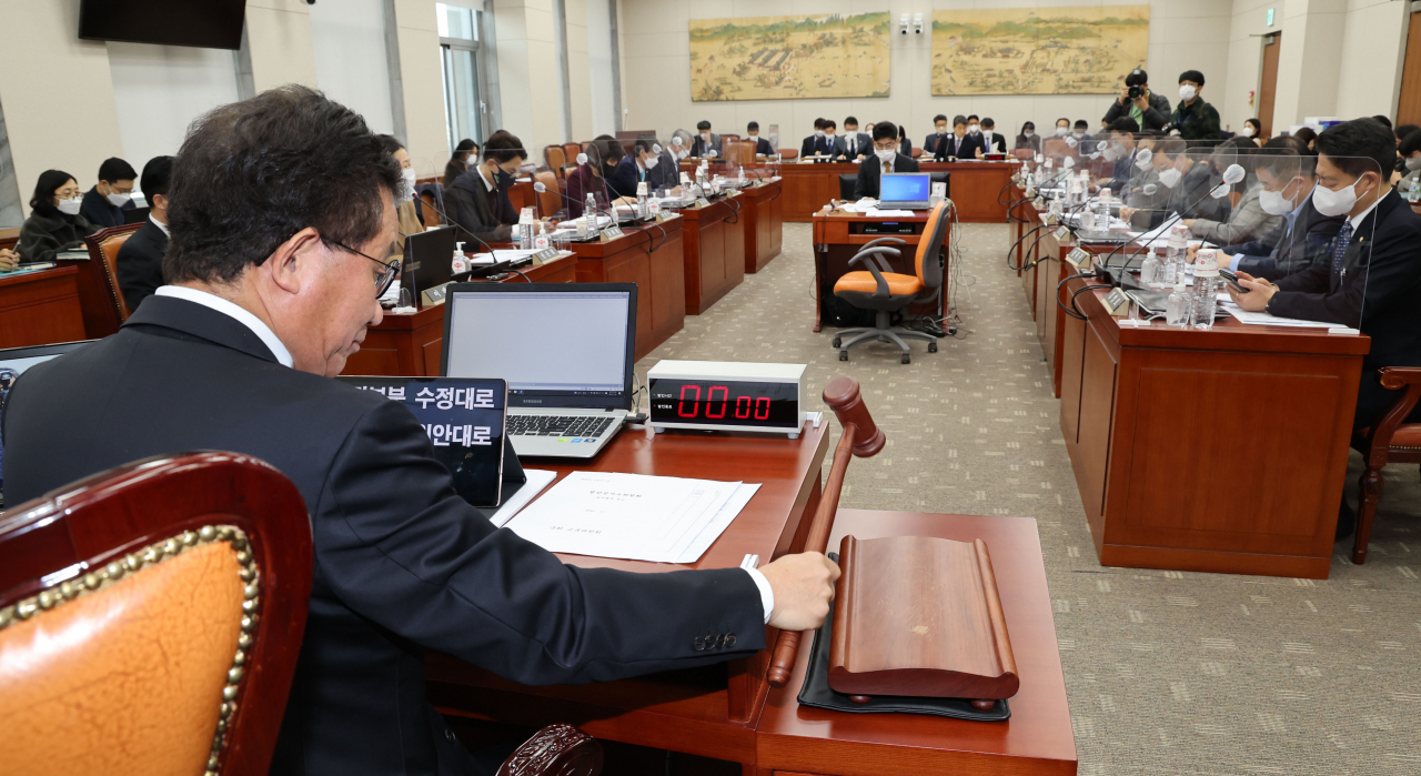 유기홍 국회 교육위원장이 28일 오전 서울 여의도 국회에서 열린 교육위원회 전체회의에서 의사봉을 두드리고 있다. [연합]
