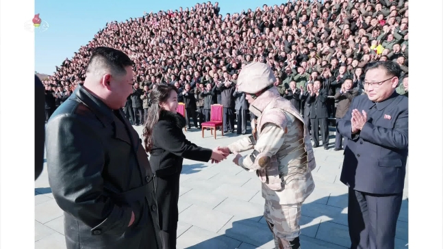 북한 조선중앙TV는 북한 김정은 국무위원장이 지난 18일 있었던 대륙간탄도미사일(ICBM) '화성-17형' 발사에 참여했던 공로자들과 기념사진을 찍었다고 27일 보도했다. 사진은 기념촬영에 동행한 김 위원장의 둘째 딸 김주애가 장창하 국방과학원장과 악수하는 모습. [연합]