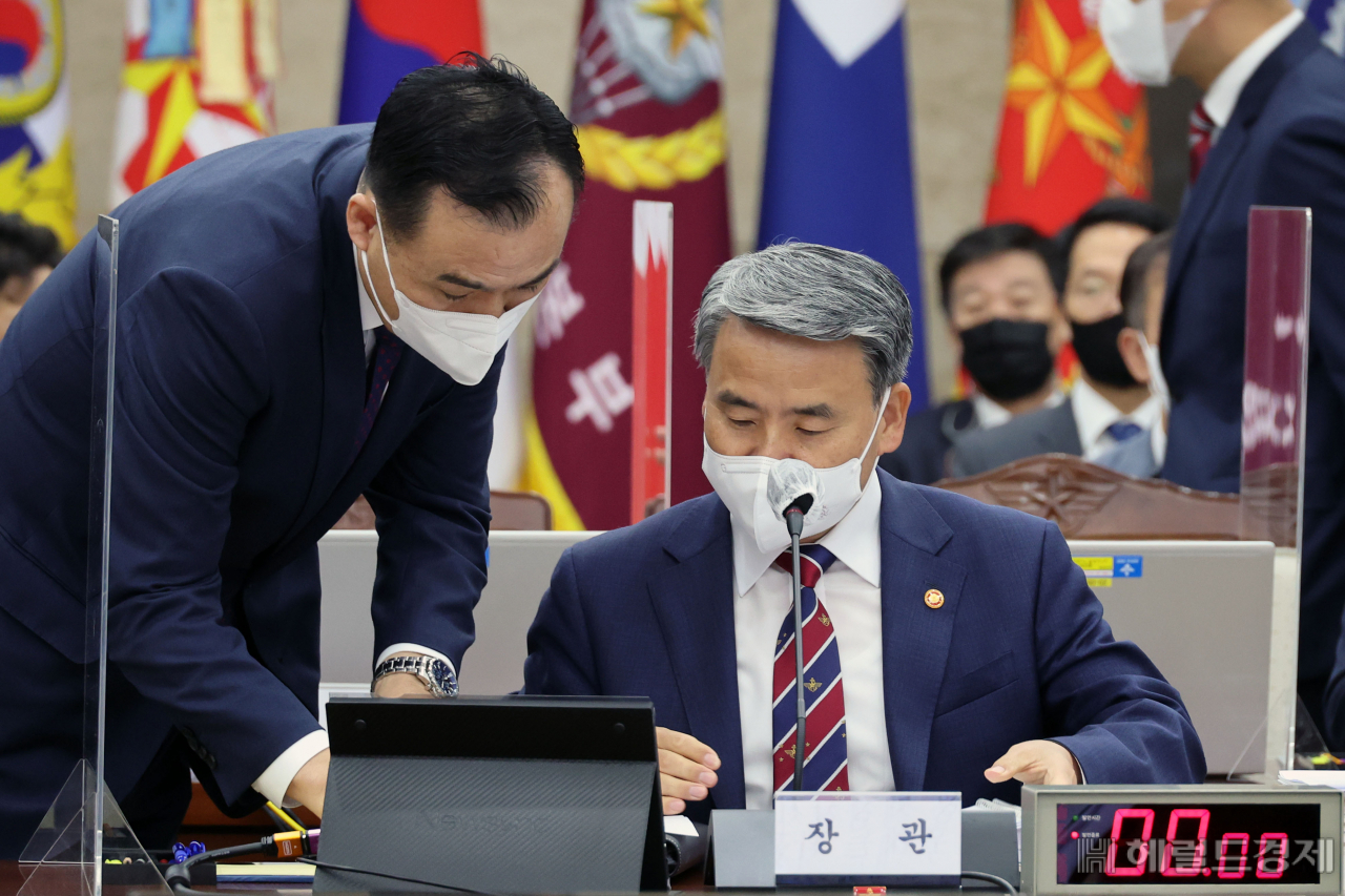 윤석열 정부 첫 국정감사가 지난 10월 4일 시작된 가운데 서울 용산구 국방부에서 국회 국방위원회 국정감사가 열리고 있다. 이종섭 국방부 장관이 자료를 검토하고 있다. 이상섭 기자