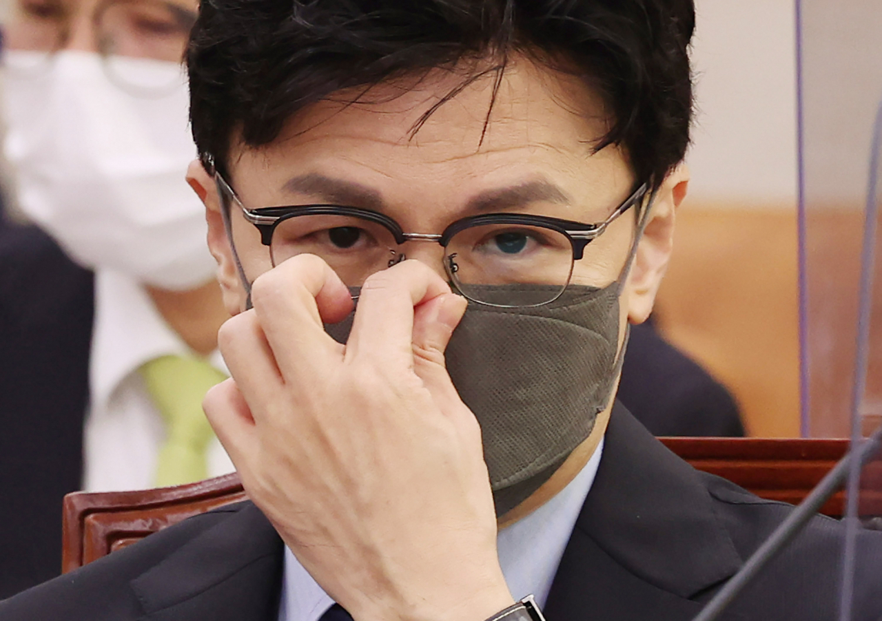 한동훈 법무부 장관이 지난 23일 오전 국회에서 열린 법제사법위원회 전체회의에서 마스크를 고쳐 쓰고 있다. [연합]
