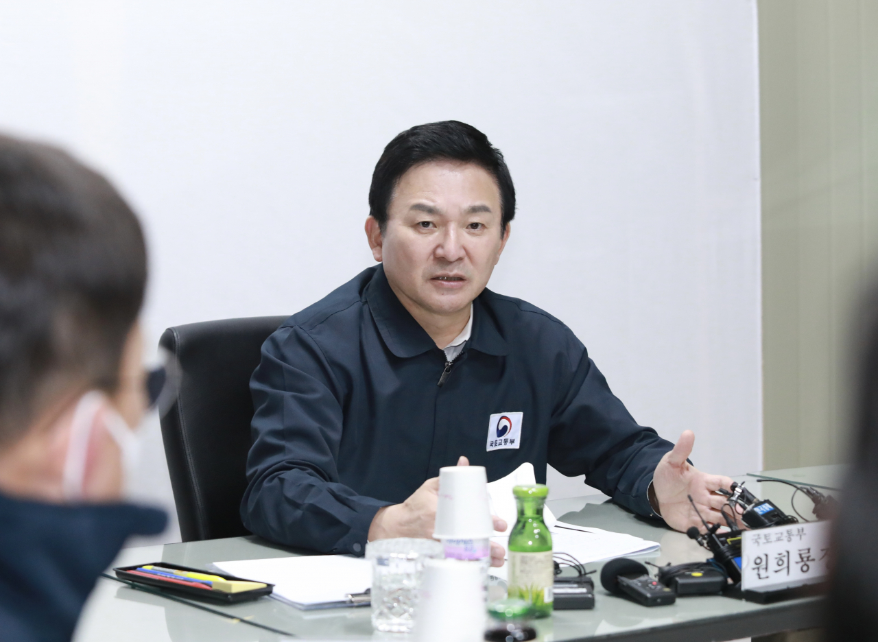 원희룡 국토교통부 장관이 30일 서울 강동구 둔촌주공 재건축 현장사무실에서 건설업계 관계자와 입주예정자가 참석하는 간담회를 주재하고 있다. [연합]