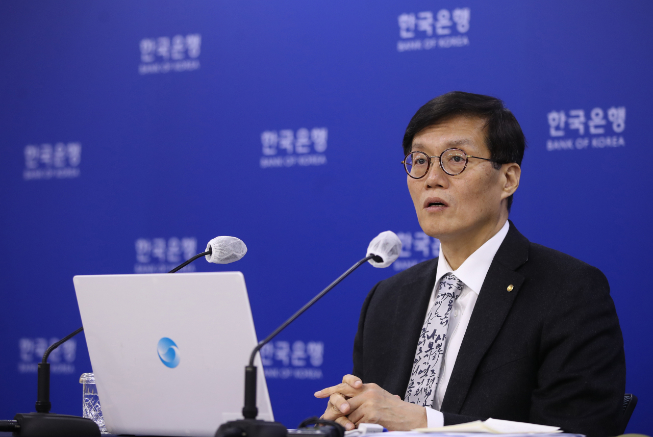 이창용 한국은행 총재가 지난 24일 오전 서울 중구 한국은행 브리핑실에서 이날 열린 금융통화위원회 통화정책방향회의 결과에 관해 설명하고 있다. 금통위는 이날 회의에서 현재 연 3.00%인 기준금리를 3.25%로 0.25%포인트 올렸다. [연합]