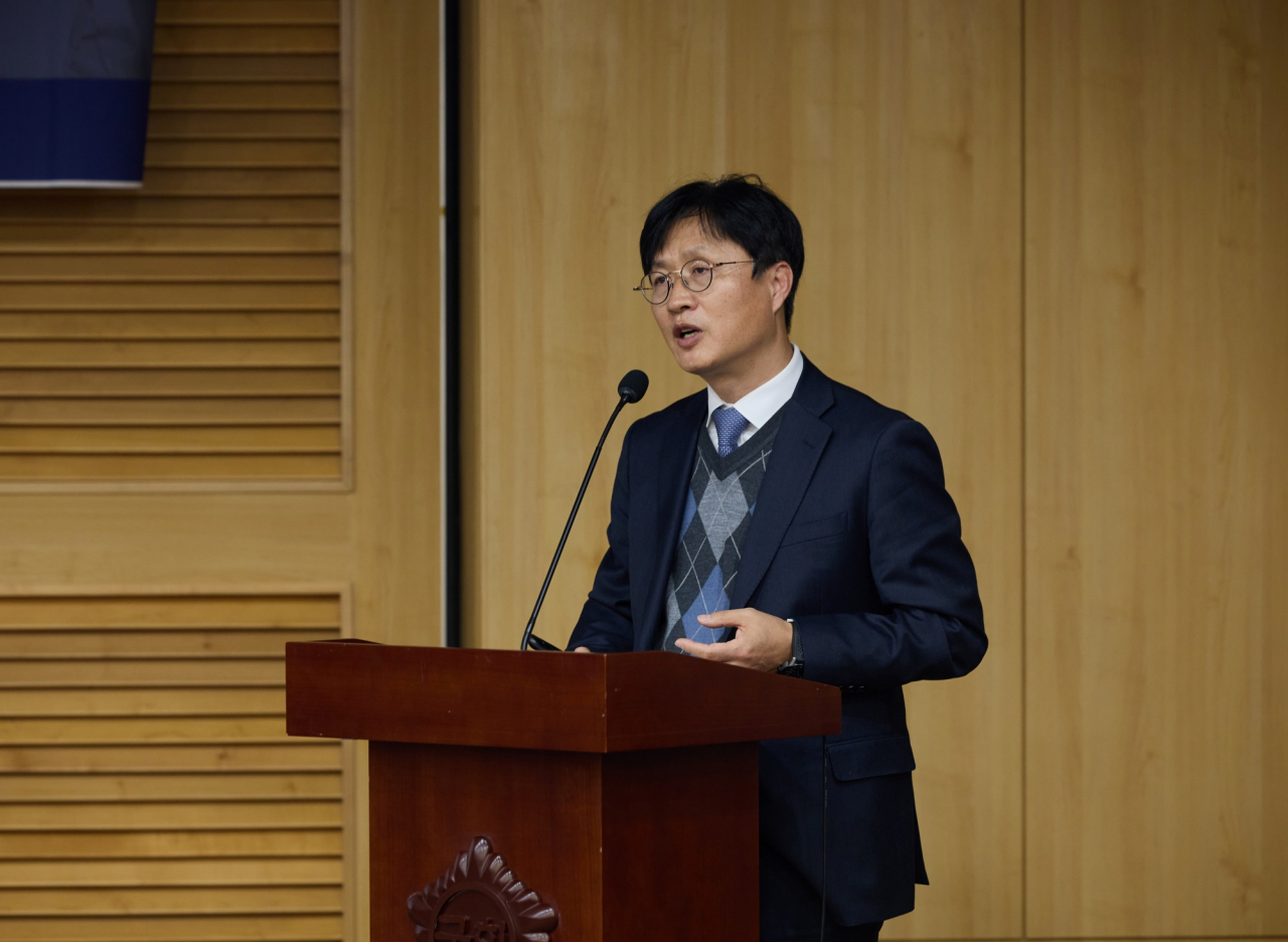 김하일 한국과학기술원(카이스트) 의과대학원 교수가 30일 국회의원회관에서 열린 ‘융합형 의사과학자 양성을 위한 국가 전략 국회 대토론회’에서 발제하고 있다. [카이스트 제공]